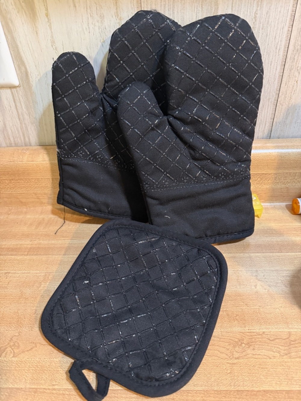 Heat-Resistant Black Quilted Oven Mitts and Pot Holder Set